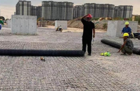 广德土工格栅铺设前地基要怎么处理？